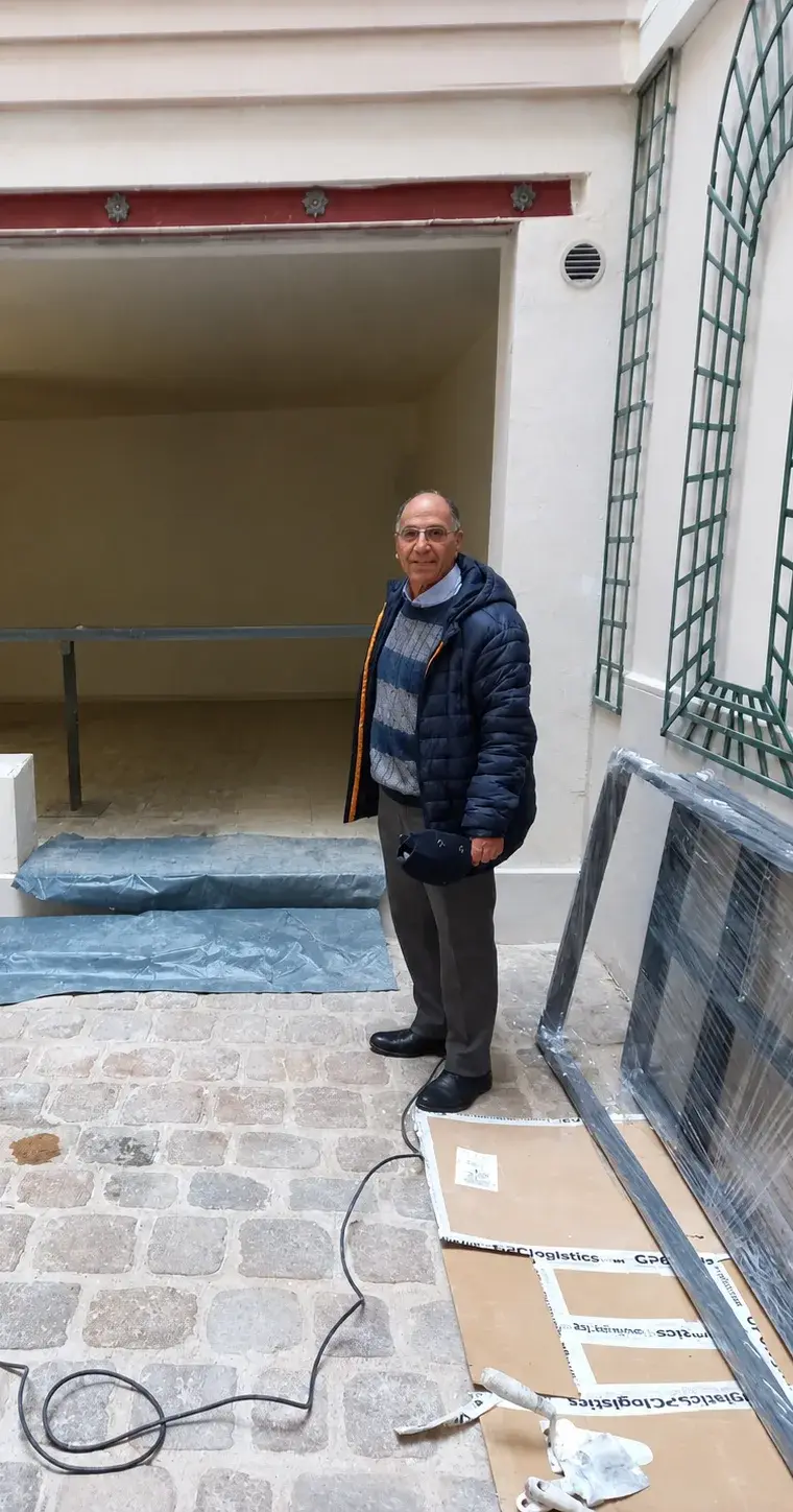 M. Mokhtarrad, gérant d’InnovDécor SARL, sur un chantier en Île-de-France