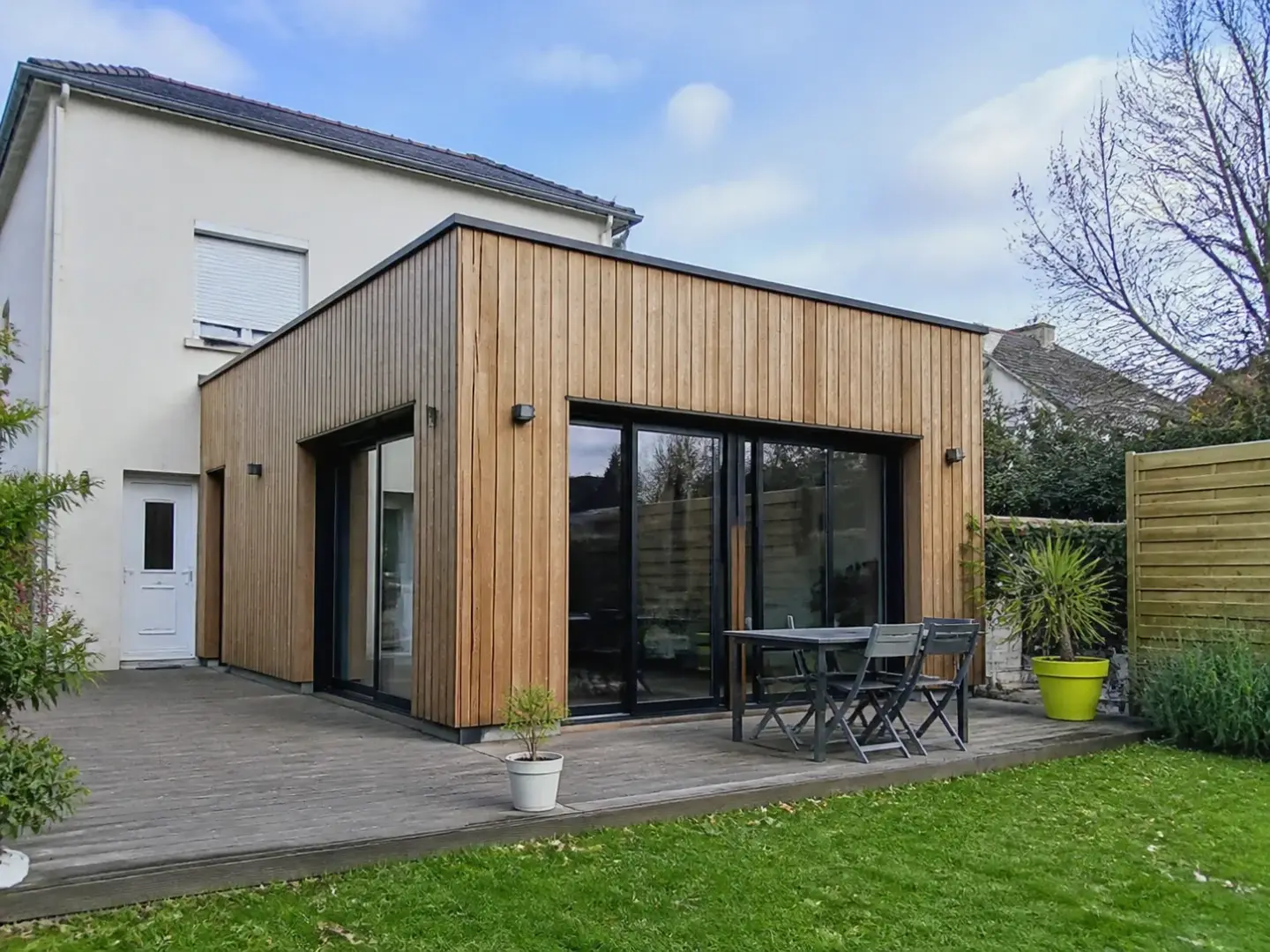 Extension de maison en ossature bois avec terrasse et baie vitrée