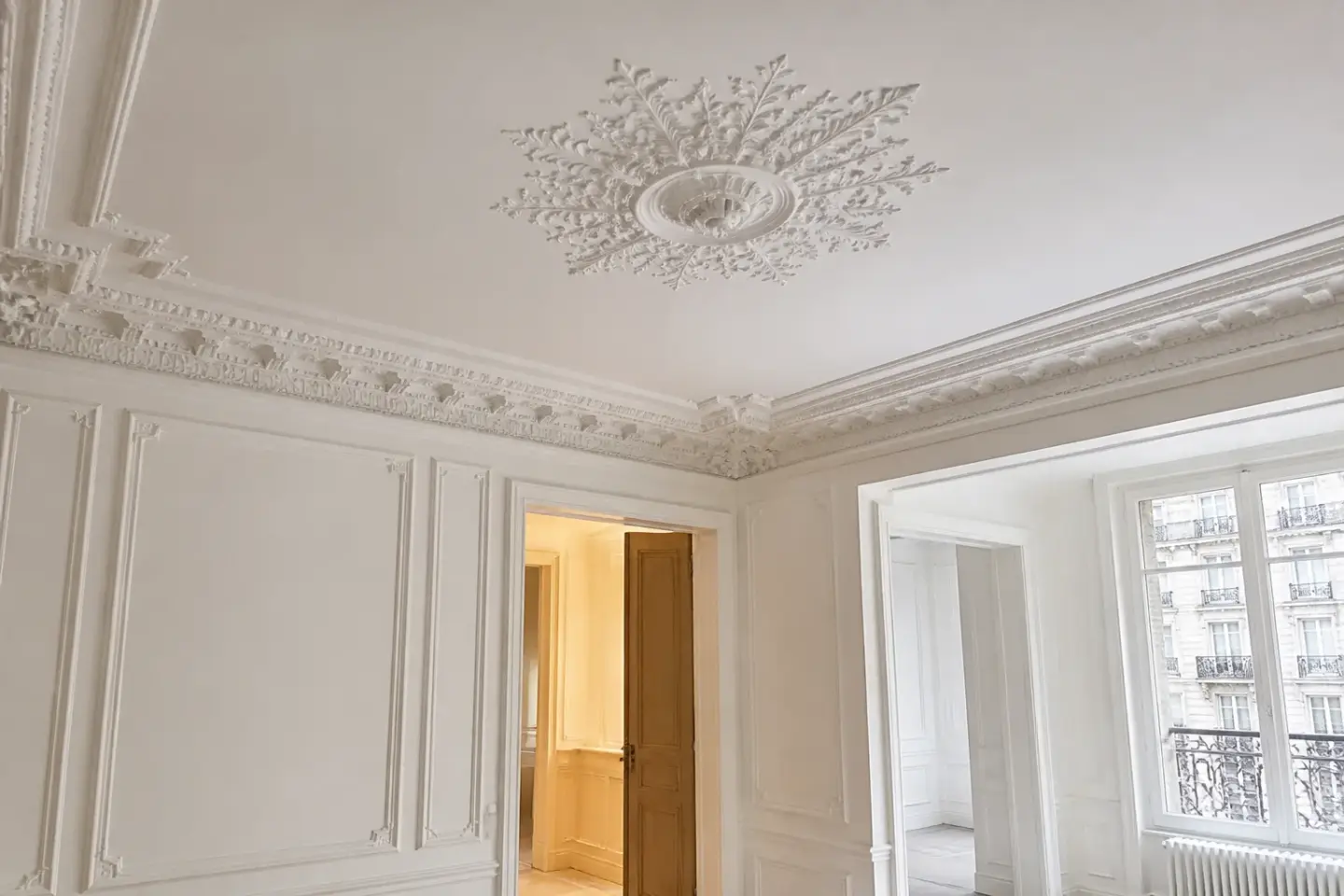 Moulures, corniches et rosace de plafond restaurées dans un appartement haussmannien
