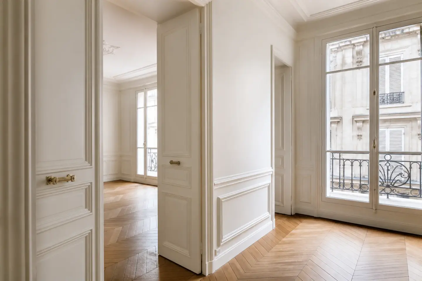 Portes anciennes, menuiseries et fenêtres rénovées en secteur patrimonial