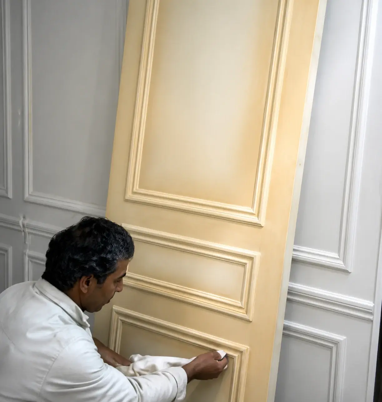 M. Mokhtarrad reprend à la main les moulures d’une boiserie haussmannienne
