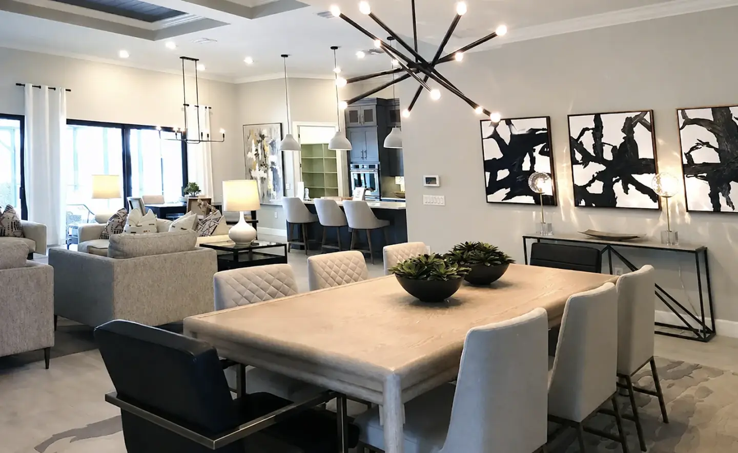 Intérieur rénové lumineux avec salon, salle à manger, cuisine ouverte et éclairages décoratifs