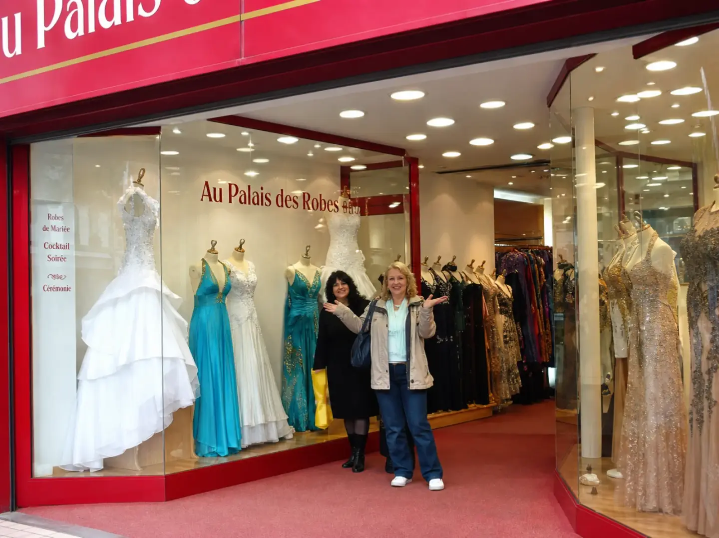 Boutique de robes de soirée et de mariée Au Palais des Robes à Paris avant rénovation : devanture rouge, vitrine vitrée et local en enfilade