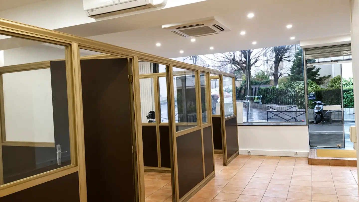 Création de bureaux dans un local commercial parisien par InnovDécor SARL