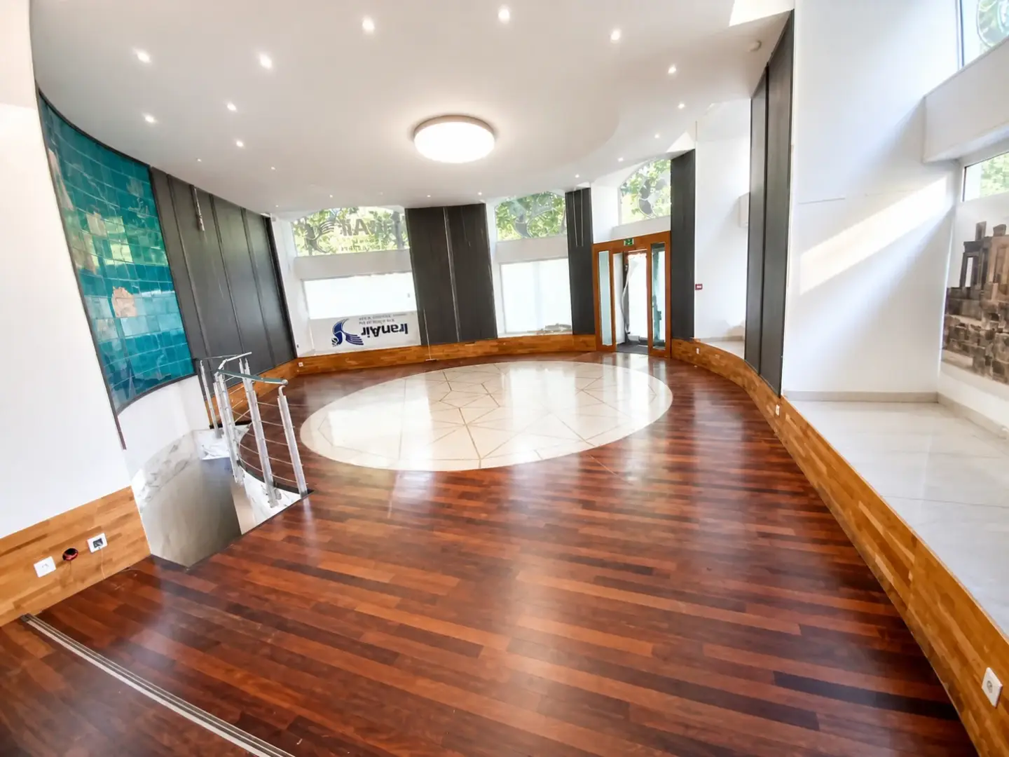 Local commercial rénové par InnovDécor SARL : sol bois et marbre, éclairage encastré, habillage mural et dôme lumineux