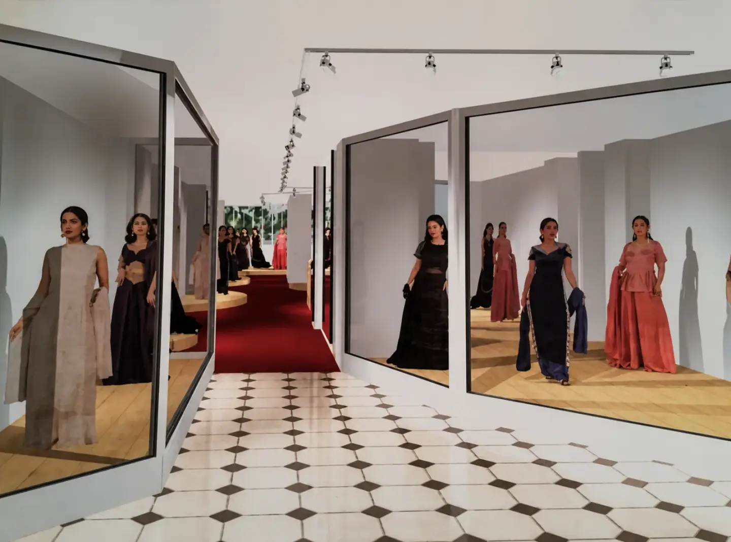 Maquette 3D de rénovation d’une boutique de robes de soirée à Paris 10e : vitrines-cabines vitrées toute hauteur, rail d’éclairage orientable, estrades bois, tapis rouge et sol carrelé noir et blanc