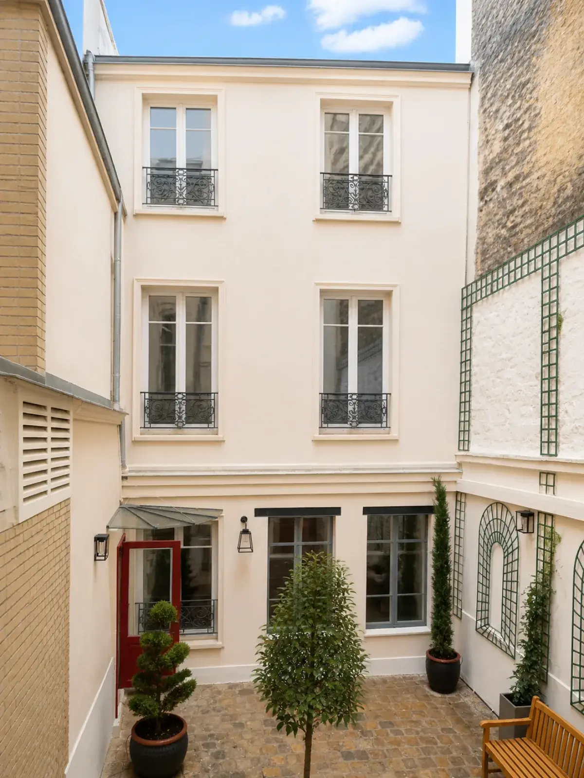 Façade sur cour d’un immeuble parisien après ravalement par InnovDécor SARL
