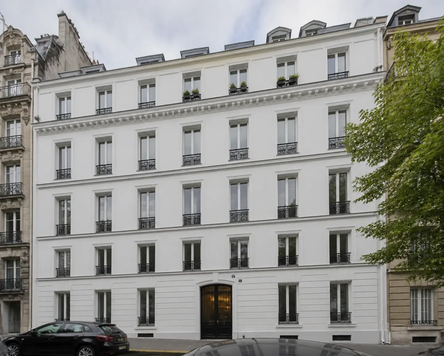 Immeuble haussmannien ravalé à Paris