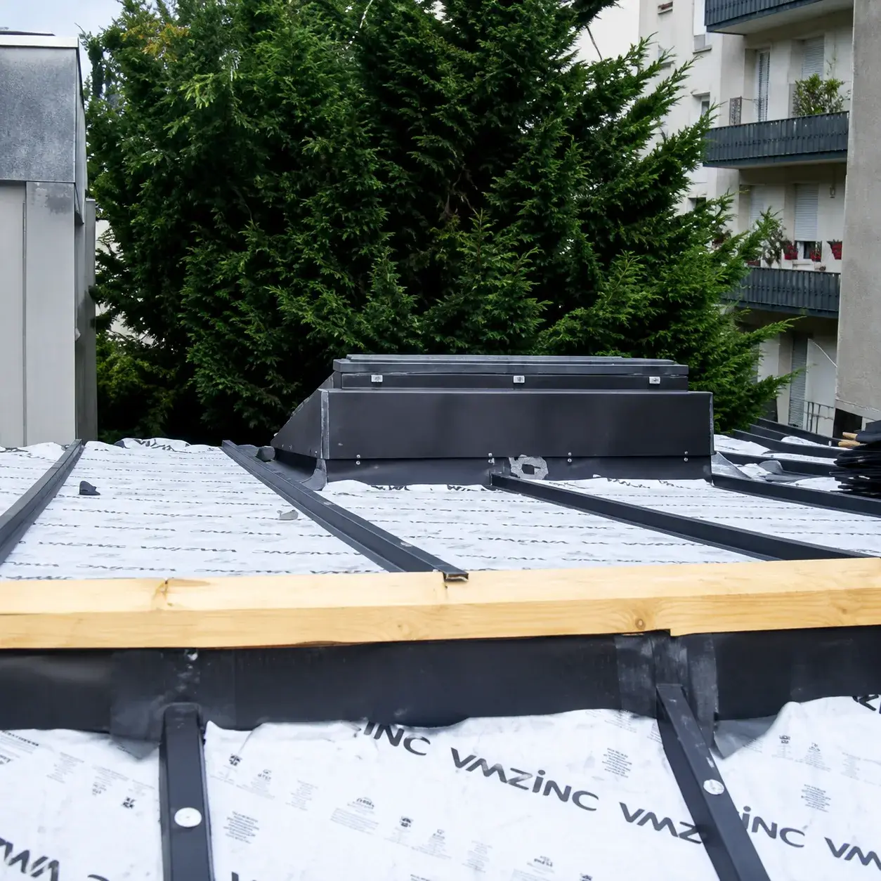 Pose d’une couverture zinc à joint debout sur tasseaux avec écran sous-toiture VMZINC