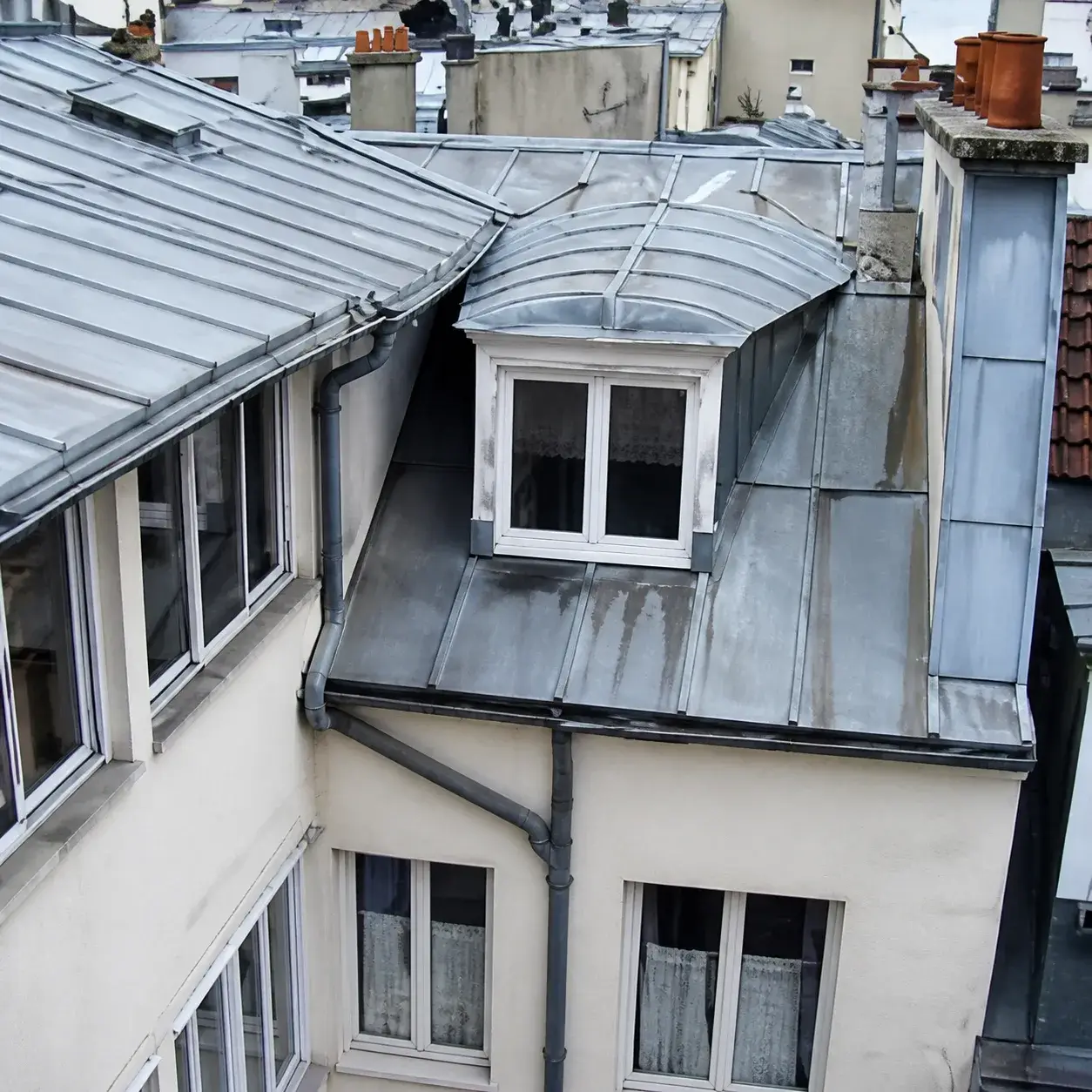 Toiture en zinc avec lucarne refaite à Paris